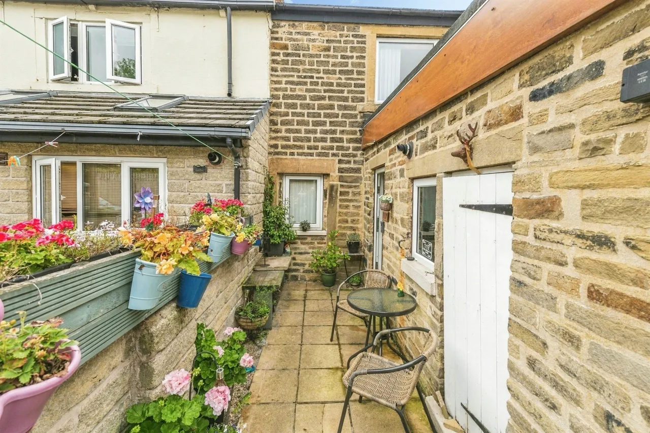 2 bed house for sale, Carlinghow Lane, Batley, WF17