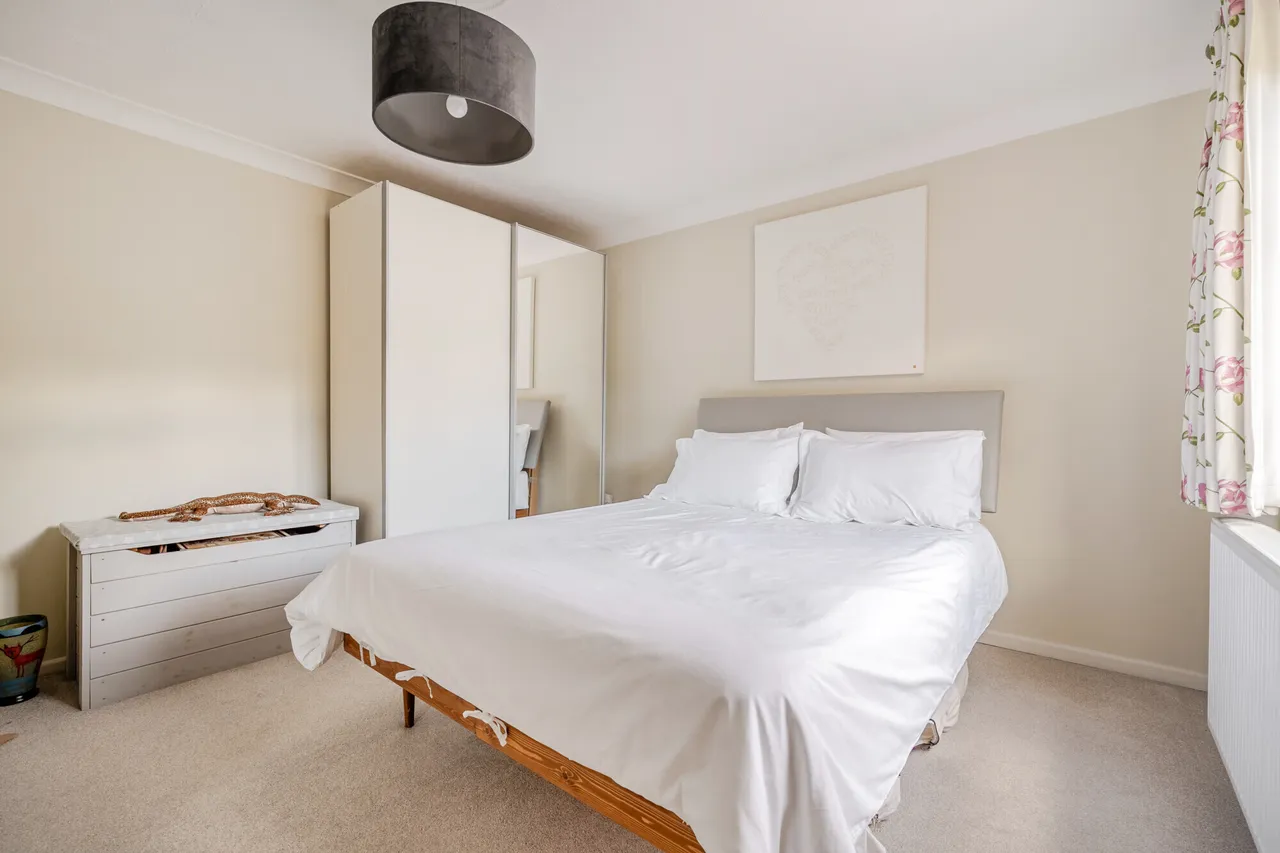 Vale Close, Farnham, GU10, photo 13