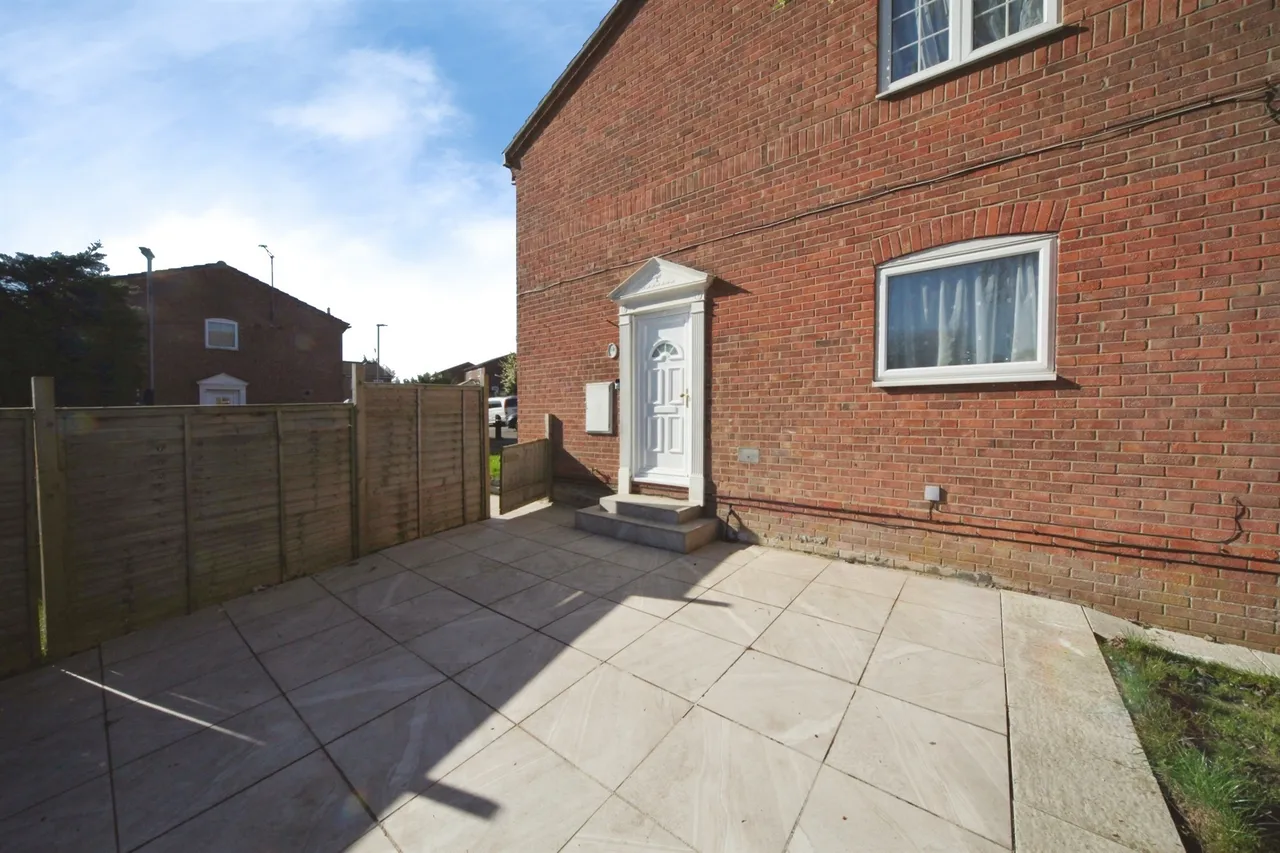 Nayland Close, Luton, LU2, photo 11