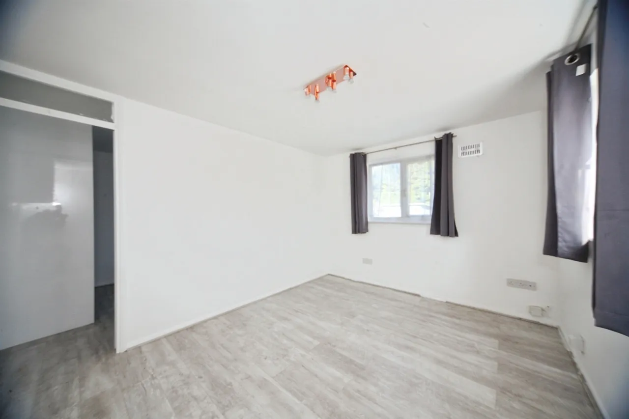 Nayland Close, Luton, LU2, photo 2