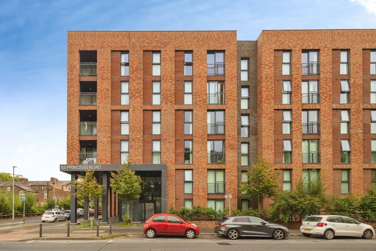 2 bed flat for sale, Princess Road, Manchester, M14