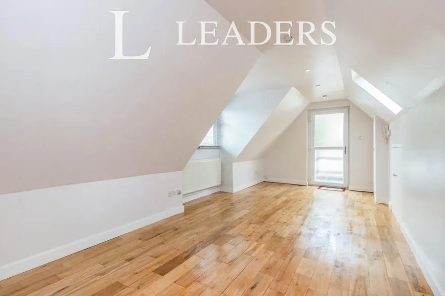 North Street, Leatherhead, KT22, photo 3