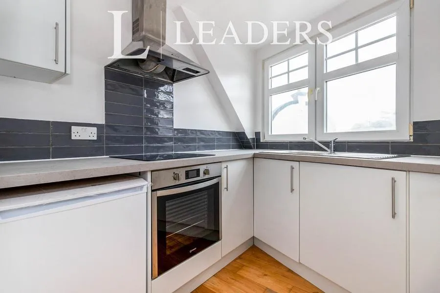 North Street, Leatherhead, KT22, photo 4