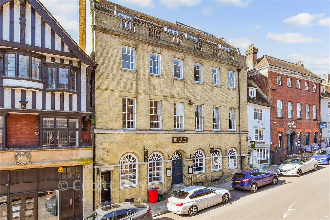 2 bed flat for sale, High Street, Arundel, BN18