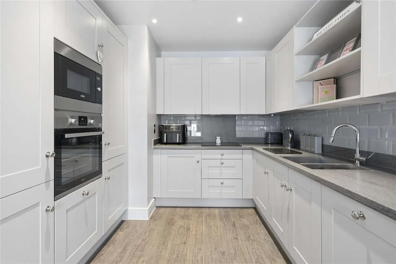 Consort Drive, Leatherhead, Surrey, KT22 0AS, photo 3