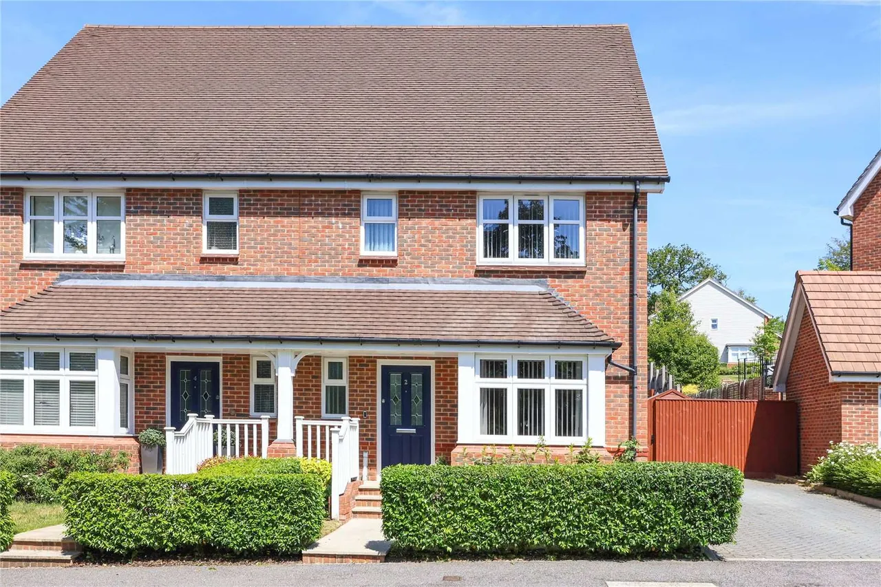 3 bed house for sale — Consort Drive, Leatherhead, Surrey, KT22 0AS
