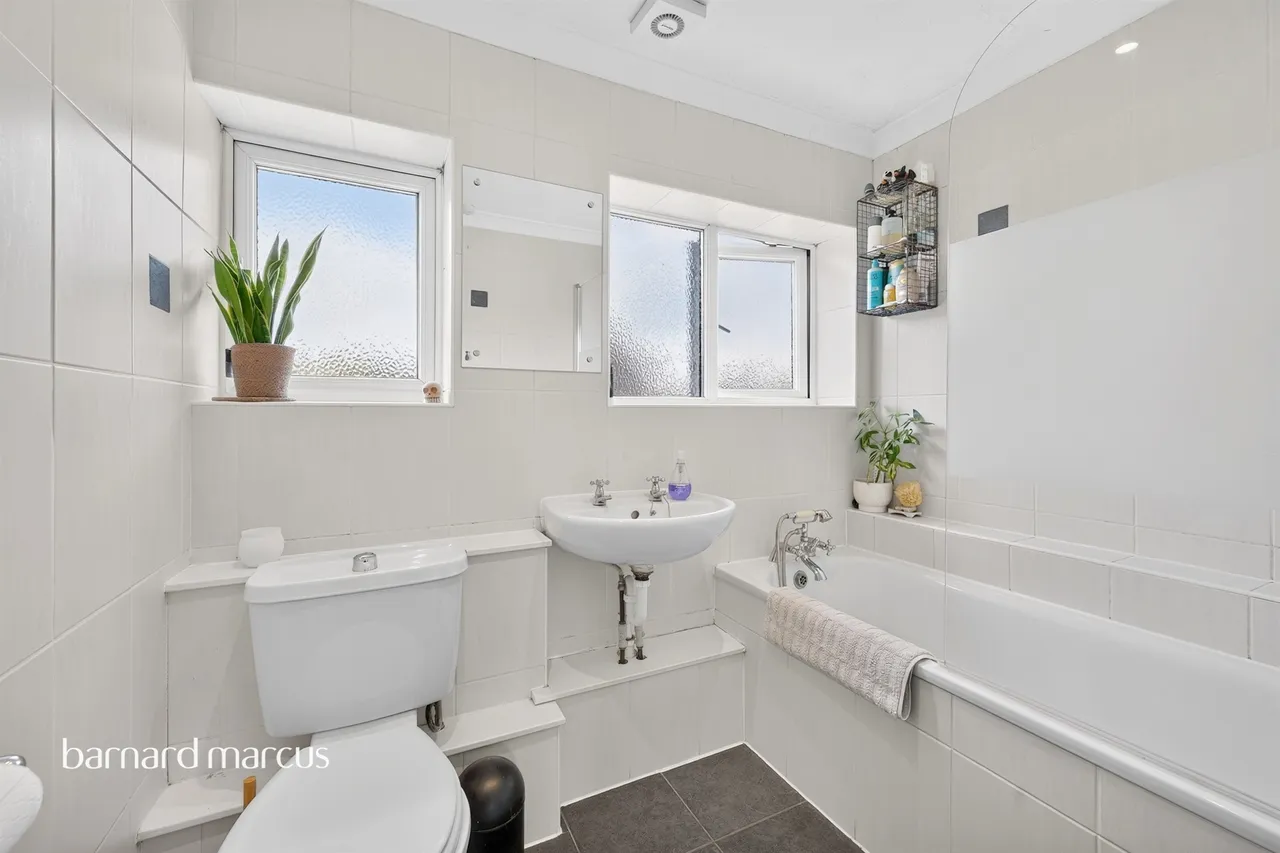Marbles Way, Tadworth, photo 8
