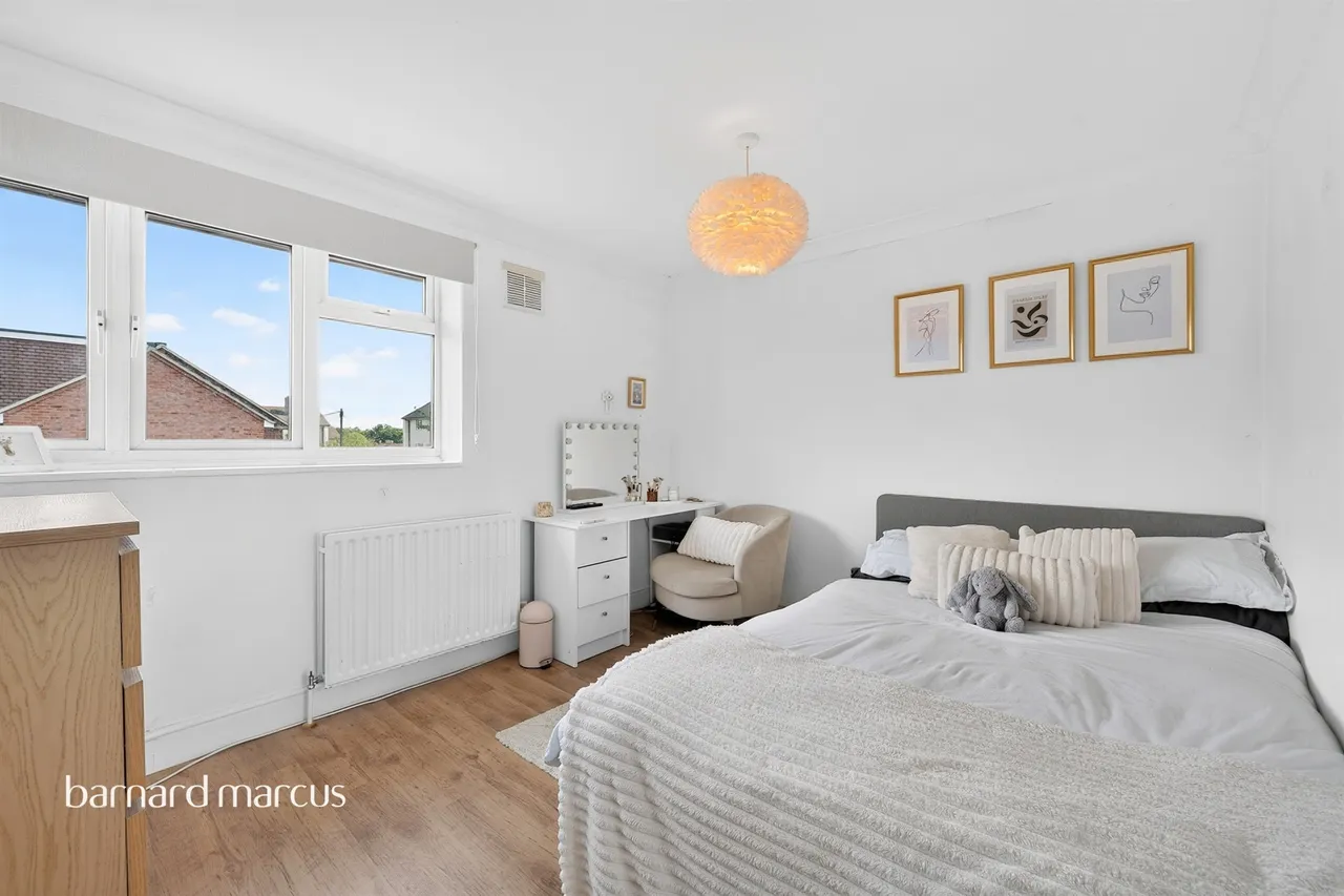 Marbles Way, Tadworth, photo 6