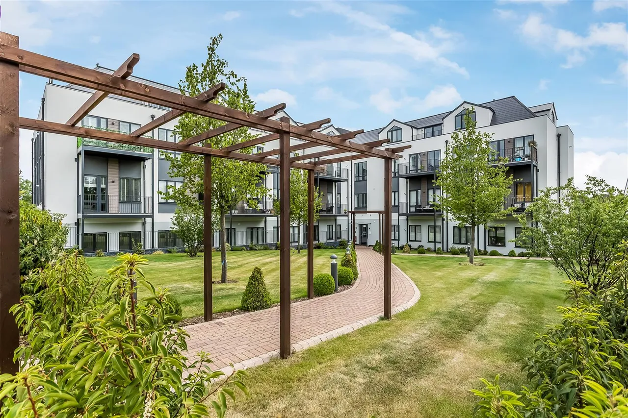 1 bed flat for sale, Kingston Road, Leatherhead, KT22