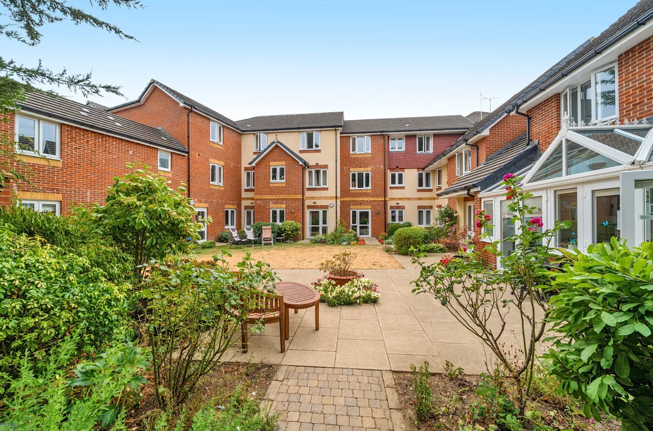 1 bed flat for sale, Ackender Road, Alton, GU34