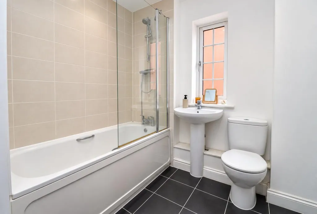 Jubilee Drive, Church Crookham, photo 8