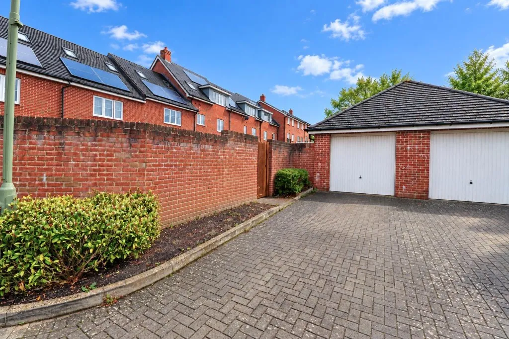 Jubilee Drive, Church Crookham, photo 14