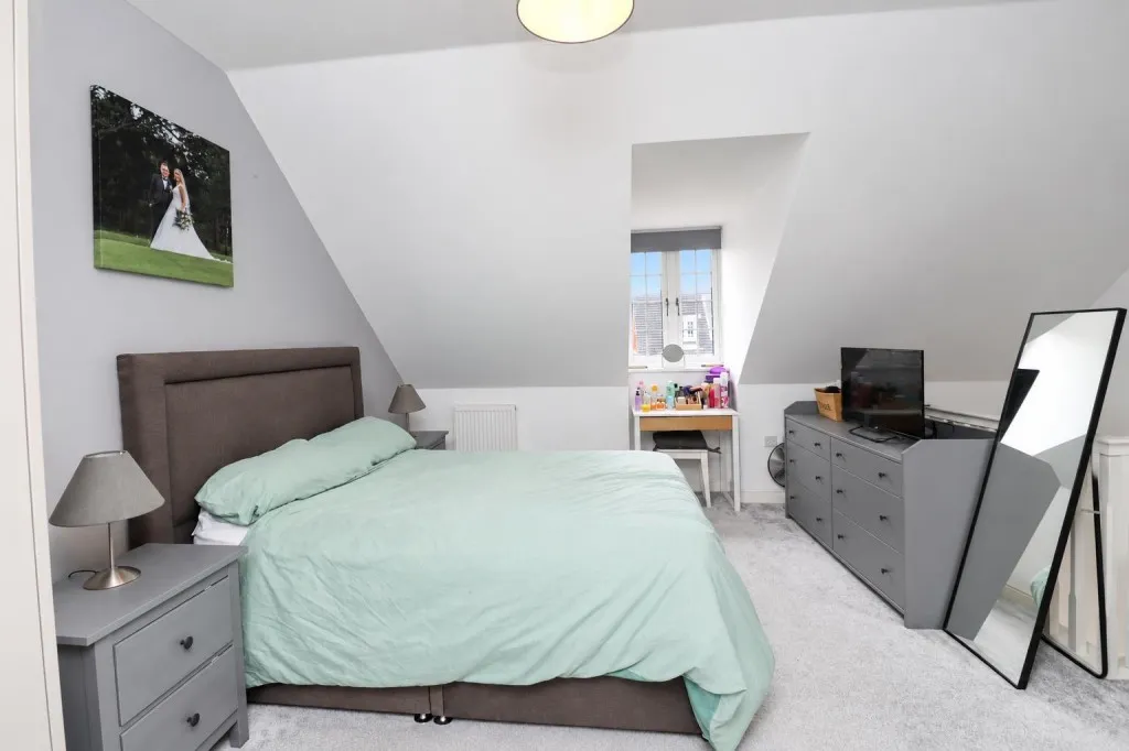 Jubilee Drive, Church Crookham, photo 10