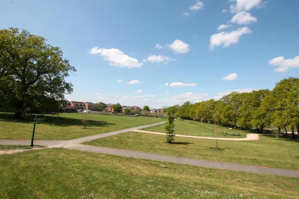Jubilee Drive, Church Crookham, photo 19