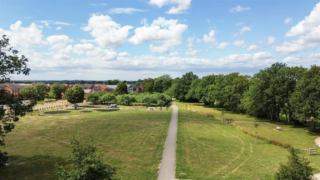 Jubilee Drive, Church Crookham, photo 17