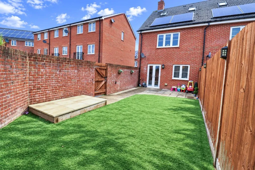 Jubilee Drive, Church Crookham, photo 13