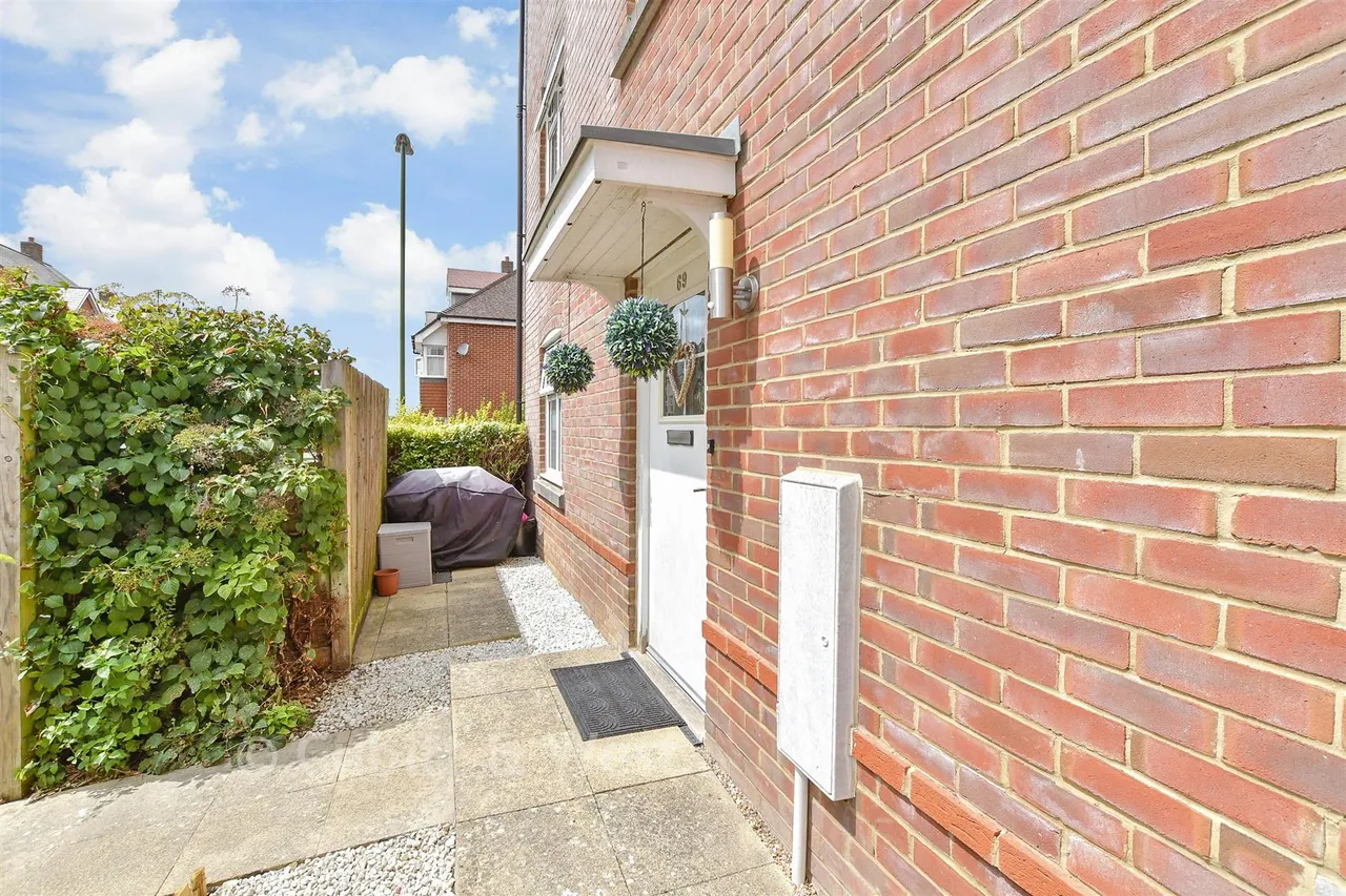 Ellis Road, Broadbridge Heath, RH12, photo 11