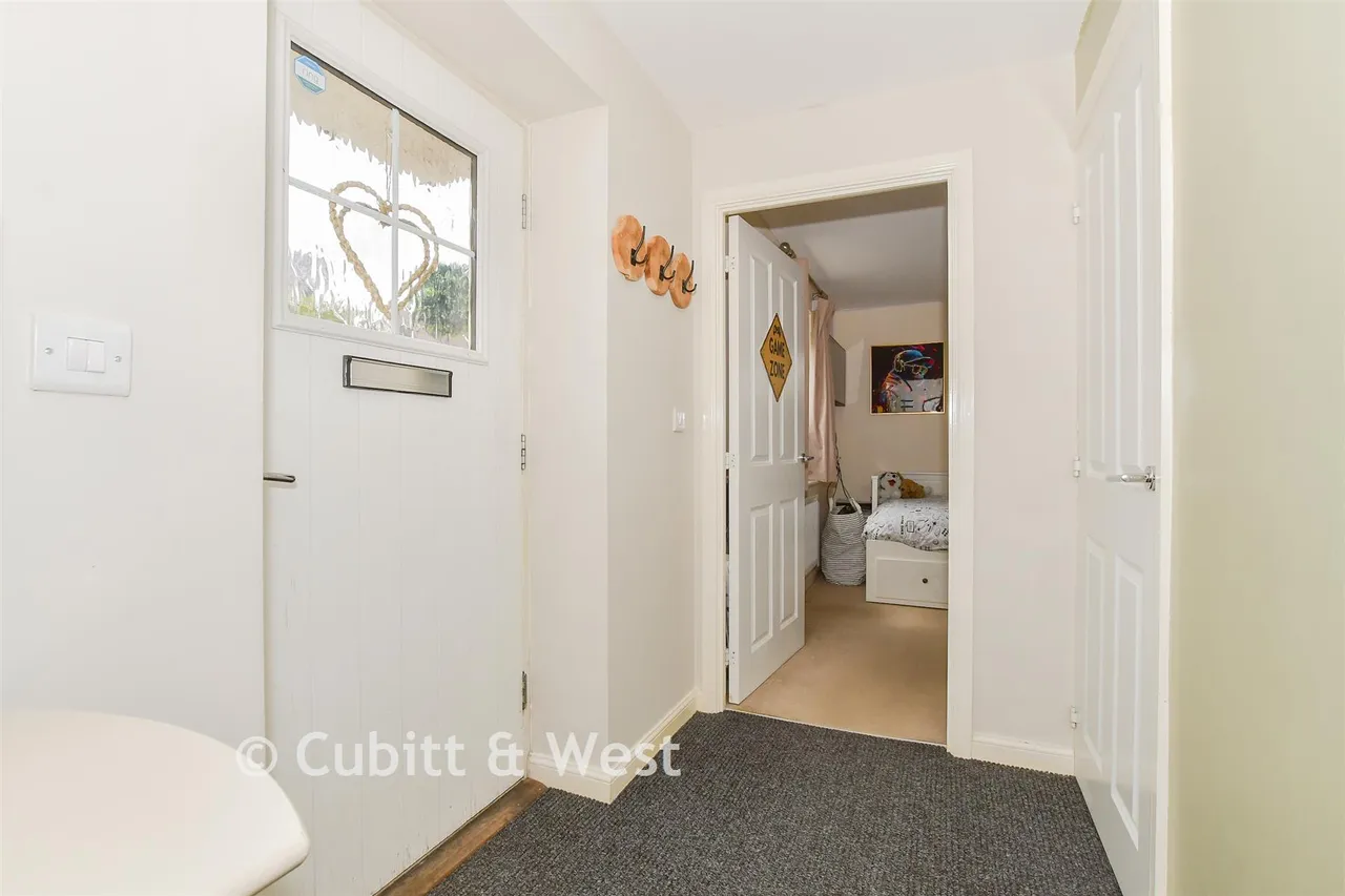 Ellis Road, Broadbridge Heath, RH12, photo 2