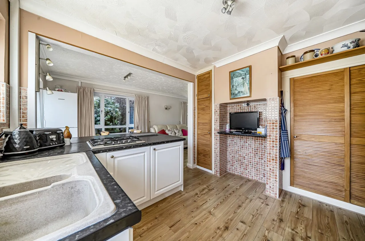 Willowhale Avenue, Aldwick, PO21, photo 11