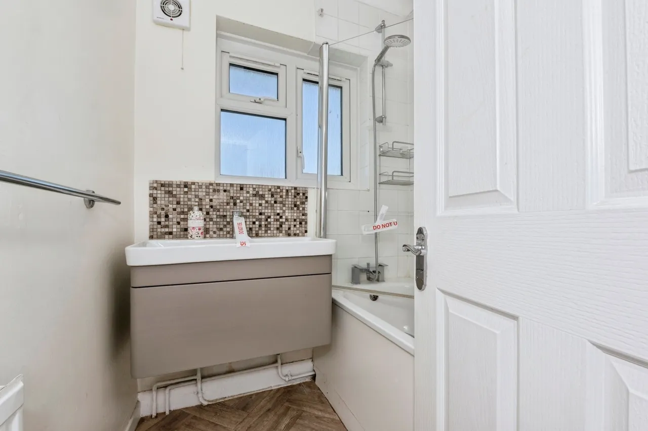 Myrtle Grove, Aveley, South Ockendon, Essex, RM15, photo 9