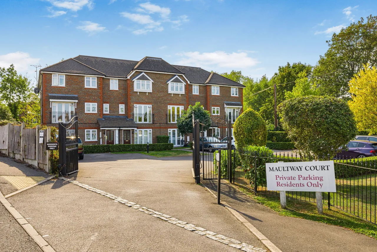 2 bed flat for sale, Ruxley Lane, Epsom, KT19
