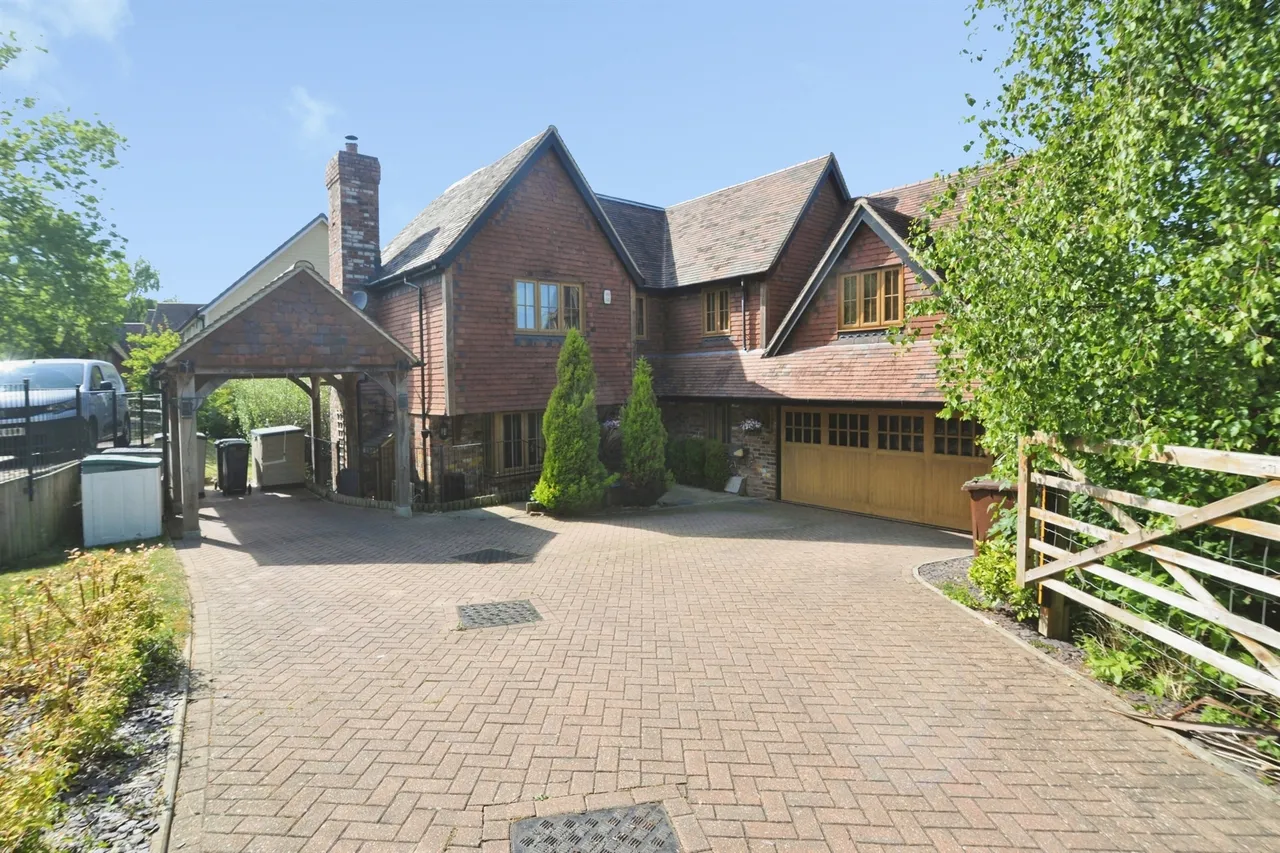 5 bed house for sale — Woodlands Way, Hastings