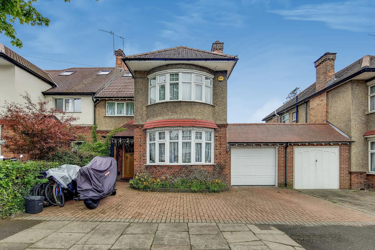 4 bed house for sale — 45 Courtfield Avenue, Harrow