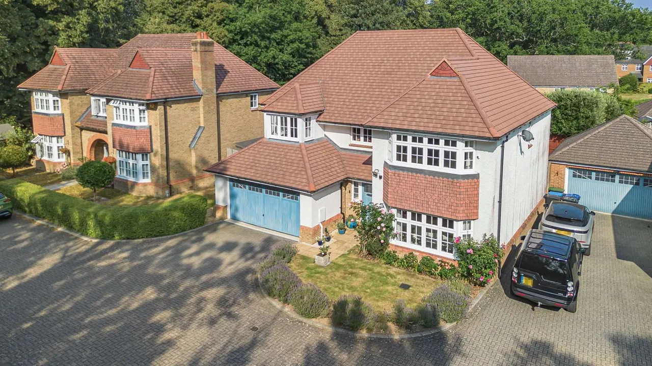 4 bed house for sale — Whalebone Wood Road, Pease Pottage, Crawley, West Sussex, RH11 9GE