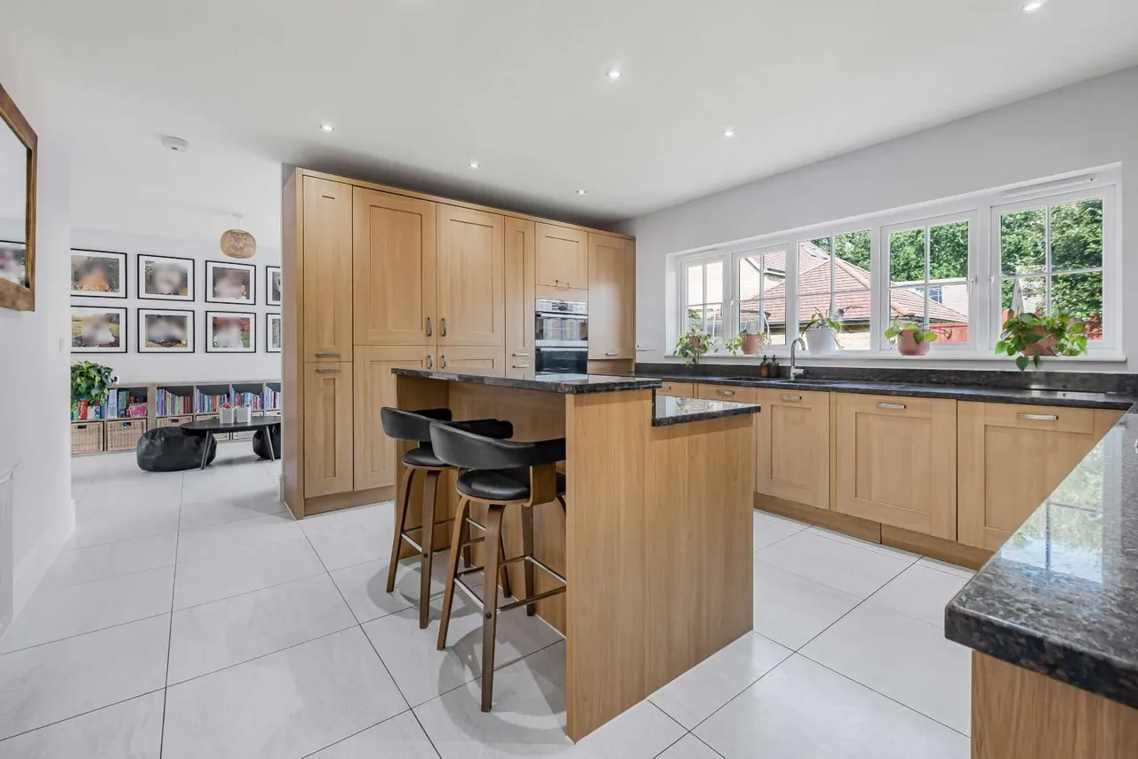 Whalebone Wood Road, Pease Pottage, Crawley, West Sussex, RH11 9GE, photo 7