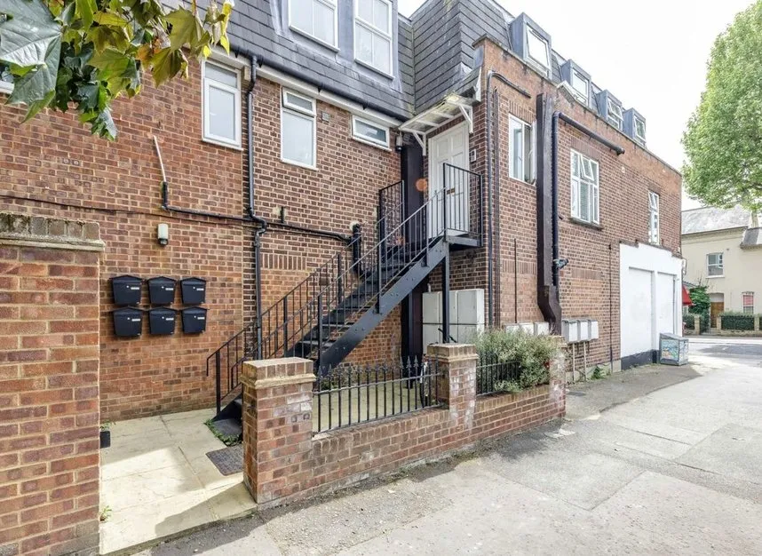 1 bed flat for sale, Station Road, Hampton Village, TW12