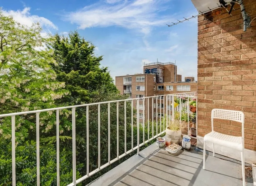 High Mount, Hendon, NW4, photo 4