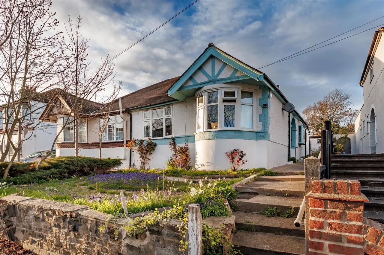 3 bed house for sale — Chingford Avenue, Chingford, E4 6RF