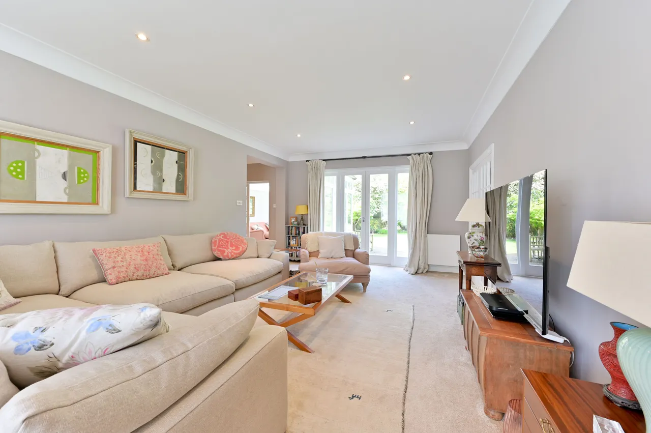 14 Roedean Crescent, London, photo 7