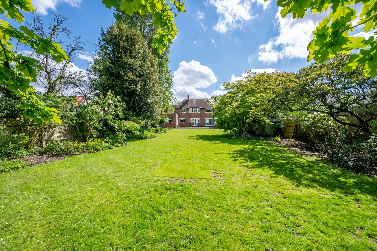 14 Roedean Crescent, London, photo 2