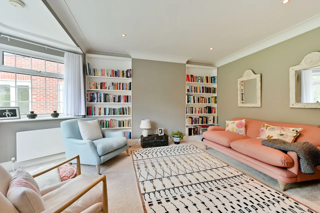 14 Roedean Crescent, London, photo 3