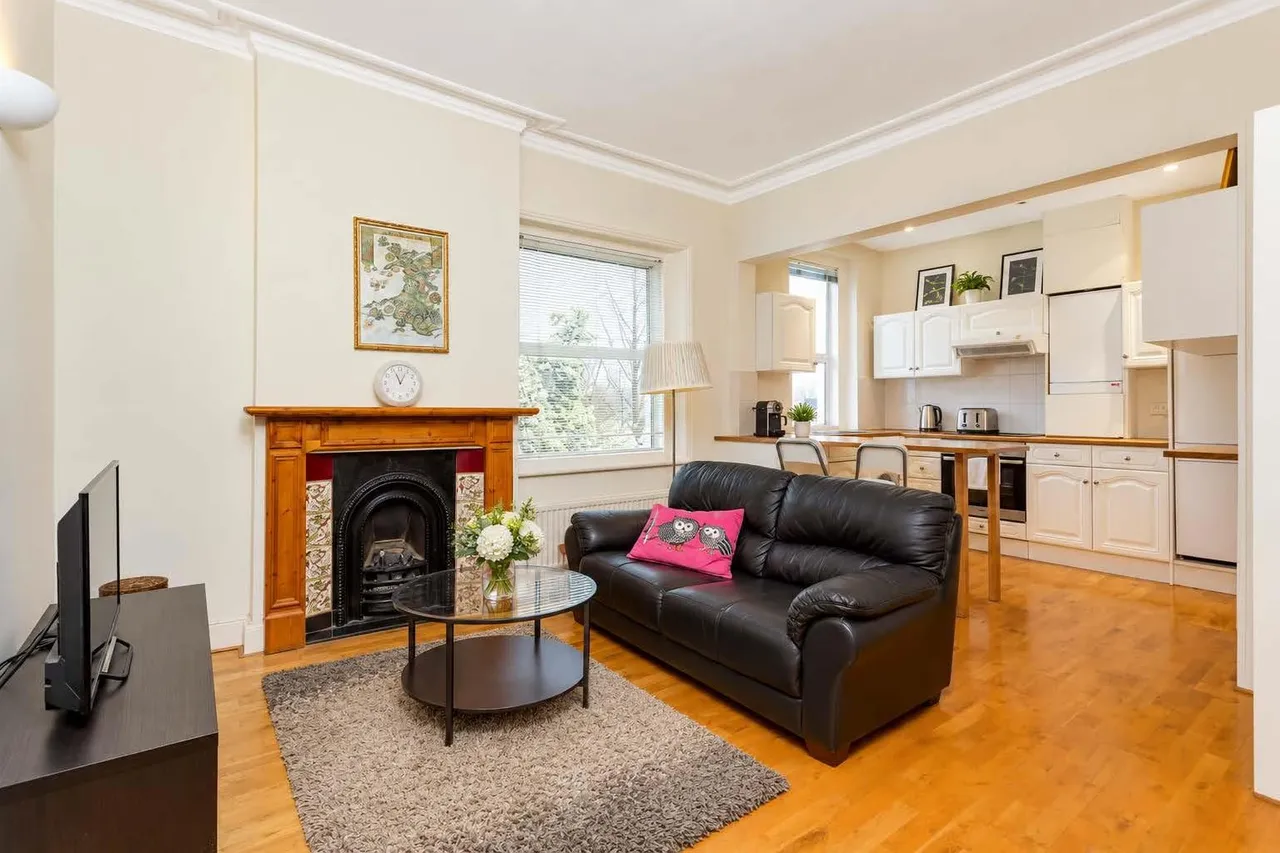 1 bed flat for sale — Woodchurch Road South Hampstead, London NW6 3PP