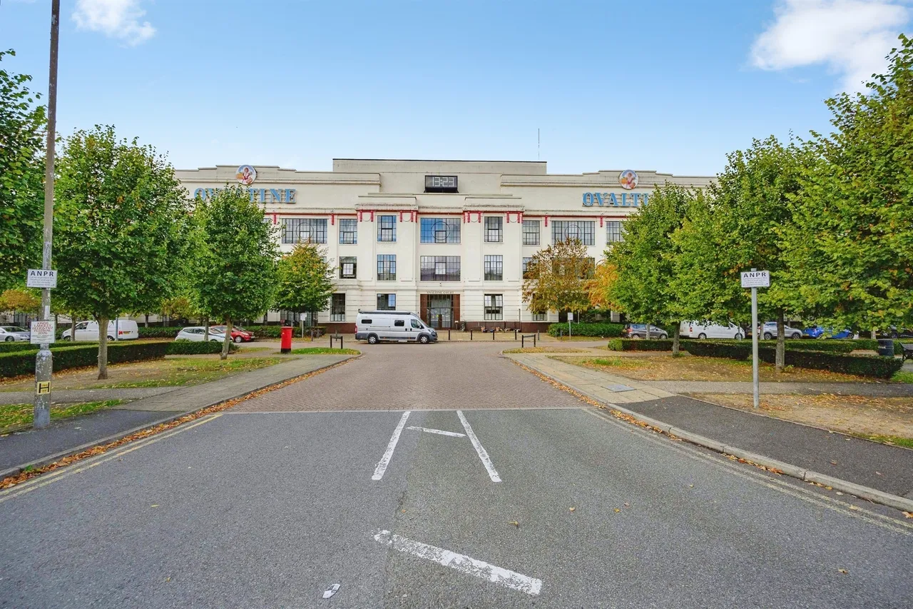 2 bed flat for sale — Ovaltine Drive, Kings Langley