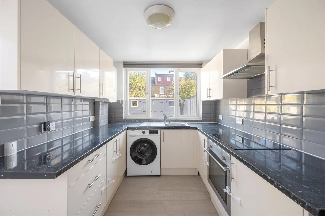 Clifton Park Avenue, London, SW20, photo 3