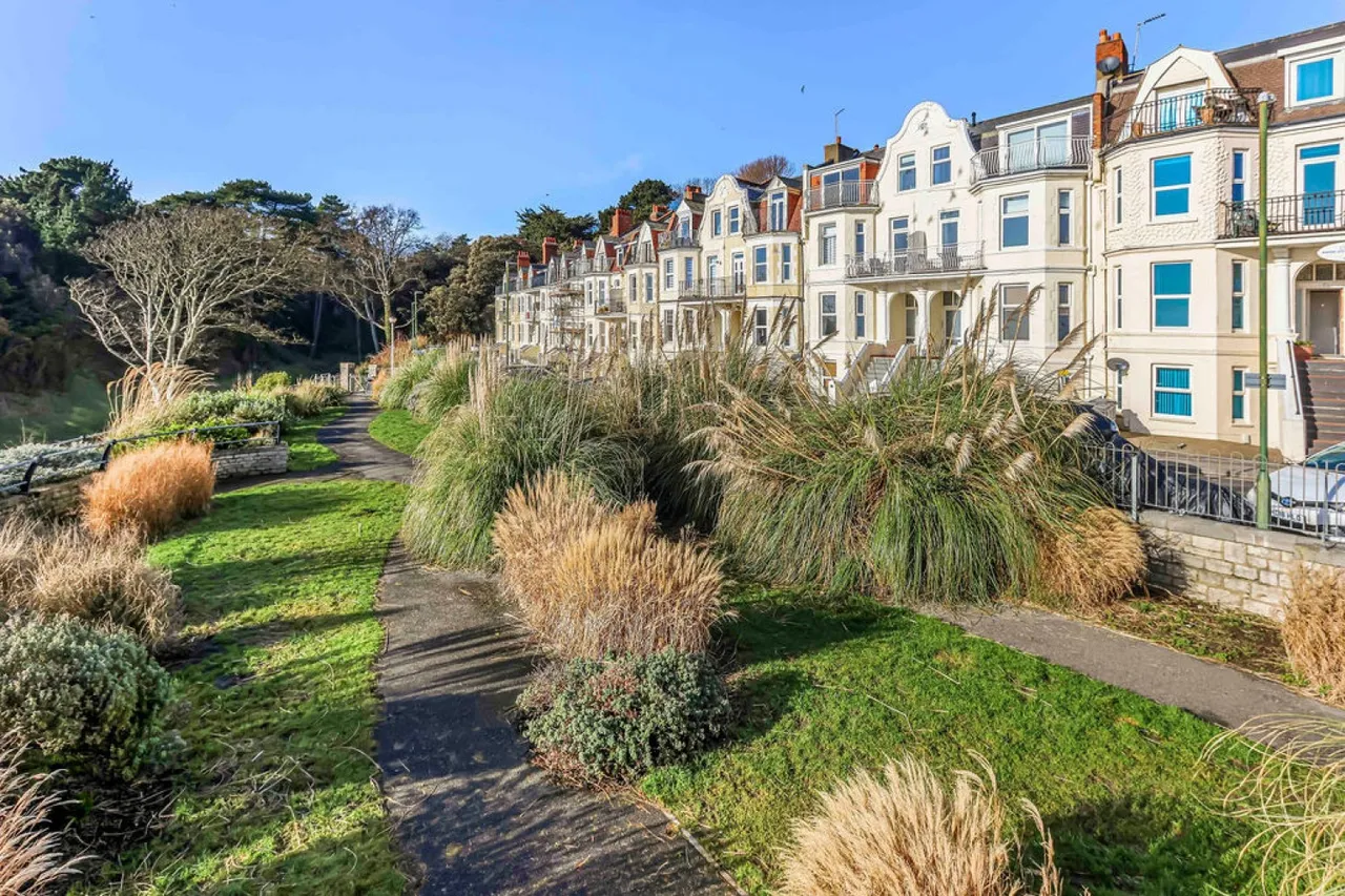 2 bed flat for sale — Undercliff Road, Bournemouth