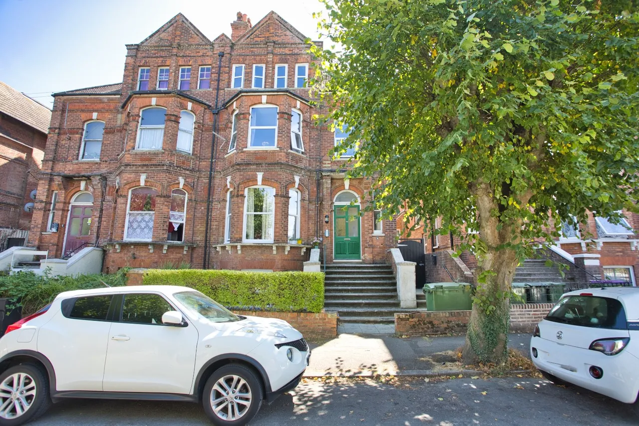 2 bed flat for sale, Millfield, Folkestone, CT20