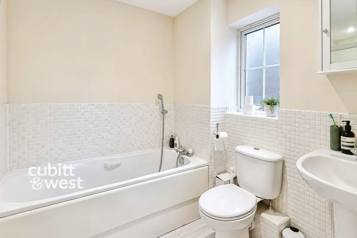 Caspian Close, Fishbourne, PO18, photo 7