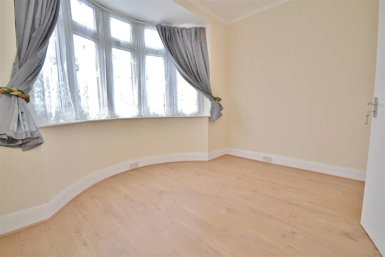 New North Road, 260 New North Road Hainault, Ilford, Essex, IG63BS, photo 3