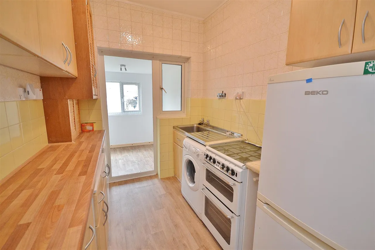 New North Road, 260 New North Road Hainault, Ilford, Essex, IG63BS, photo 4
