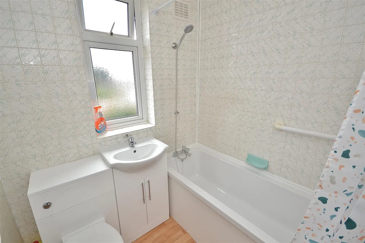 New North Road, 260 New North Road Hainault, Ilford, Essex, IG63BS, photo 5