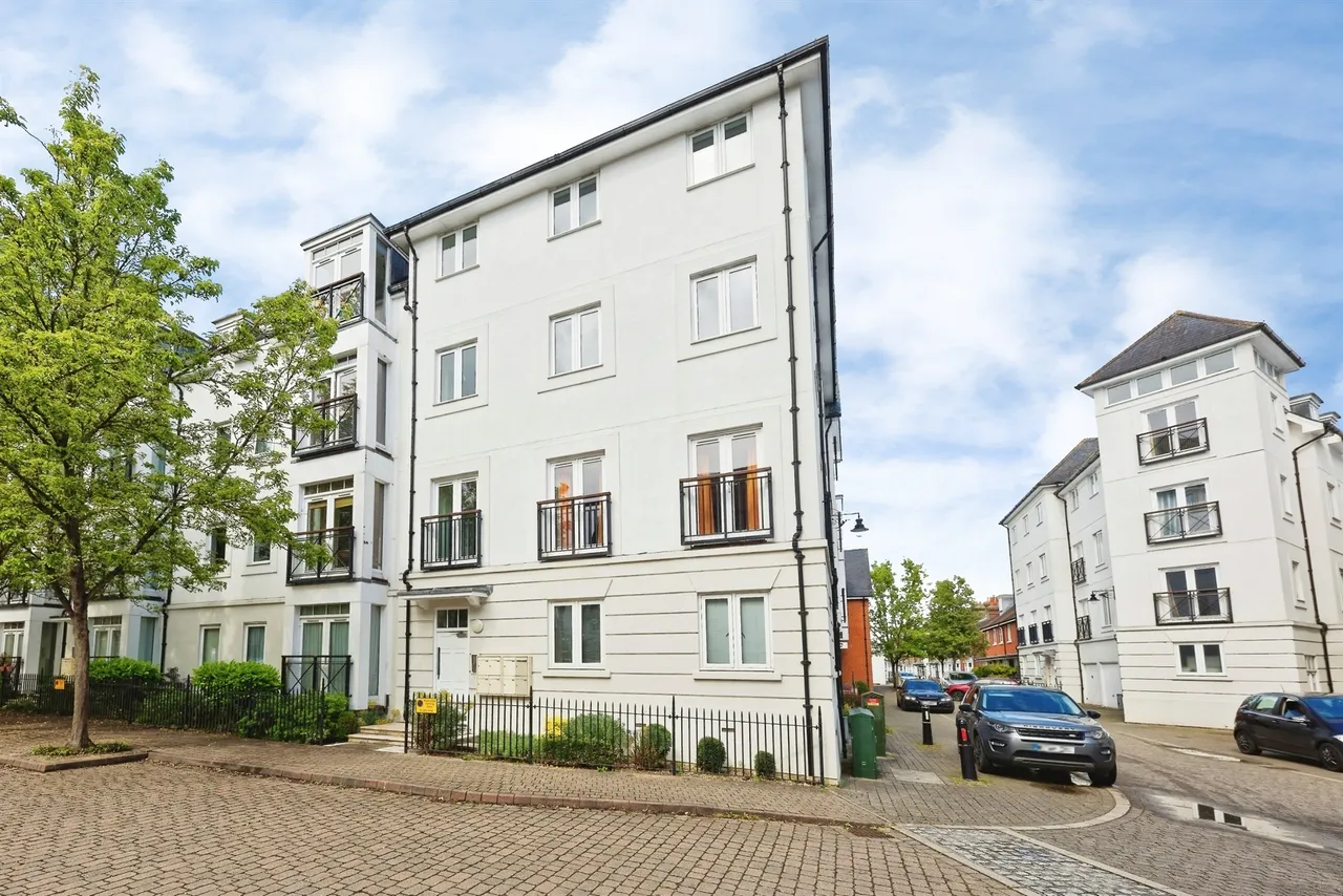 2 bed flat for sale — Old Watling Street, Canterbury