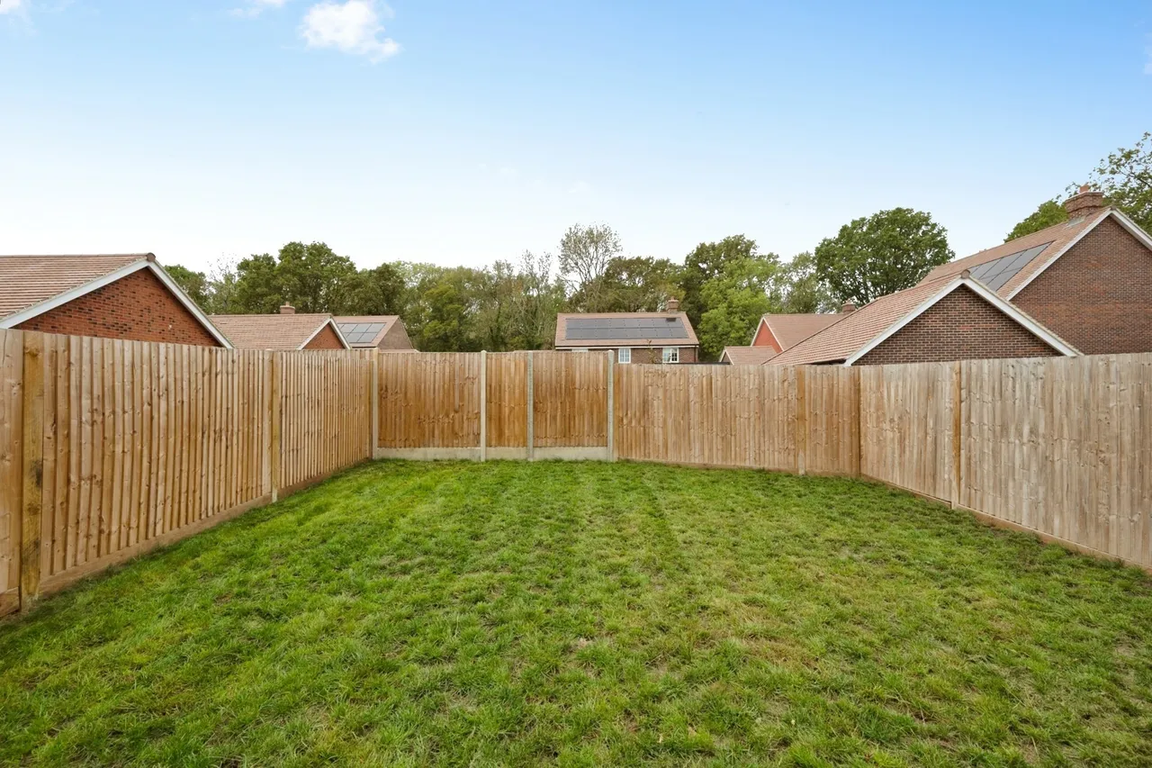 Yew Close, East Horsley, KT24, photo 13