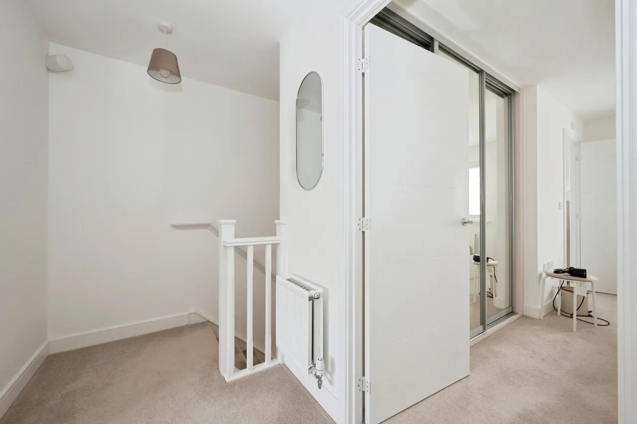 Yew Close, East Horsley, KT24, photo 19