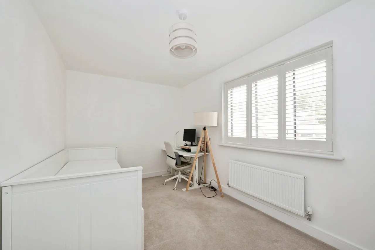 Yew Close, East Horsley, KT24, photo 17