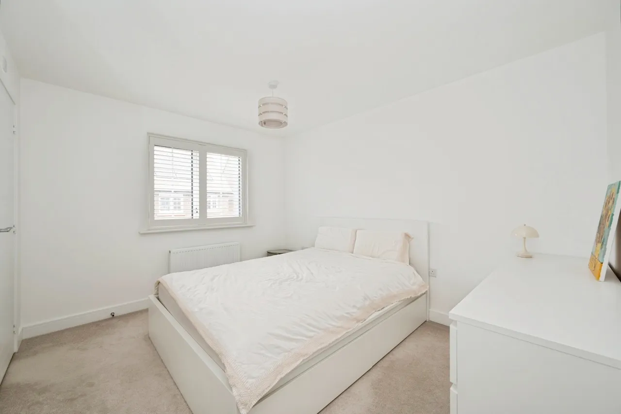 Yew Close, East Horsley, KT24, photo 5