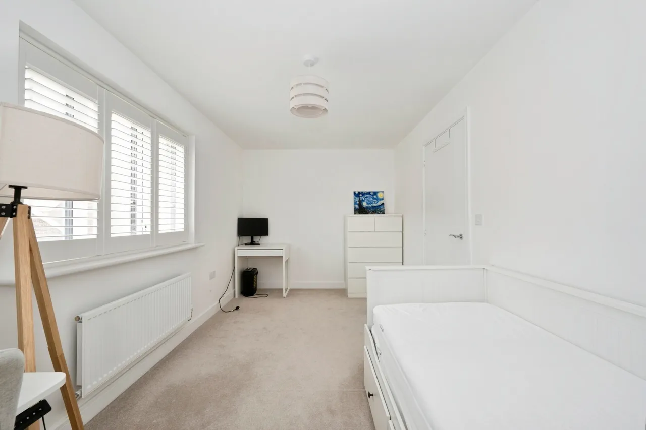 Yew Close, East Horsley, KT24, photo 9